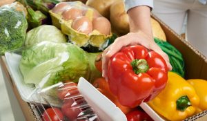 食品トレーはスーパーの回収ボックスへ